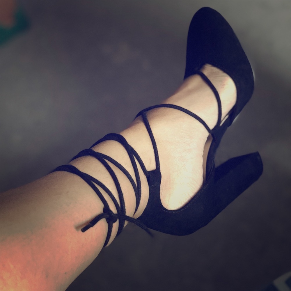 Shoe dazzle black heels